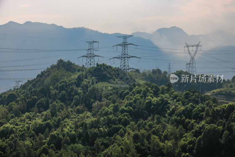 三峡大坝前的特高压电线输电塔