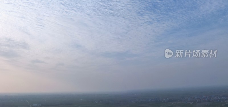 田野上空的蓝天白云风景