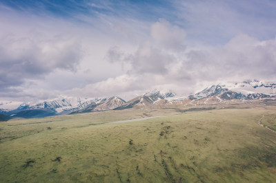 航拍青海阿尼玛卿雪山与高山草原