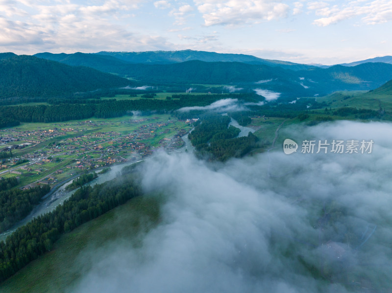 航拍夏天清晨的新疆禾木村风景