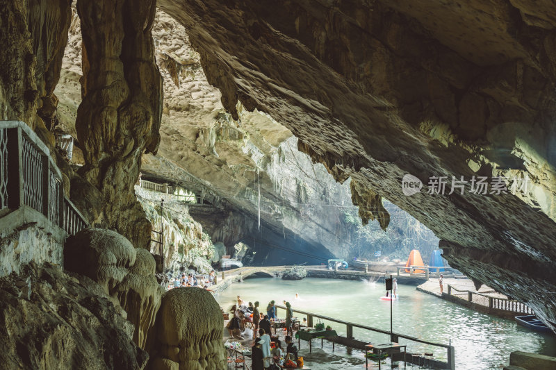 广西柳州柳城县龙寨水岩-村民在洞穴内纳凉