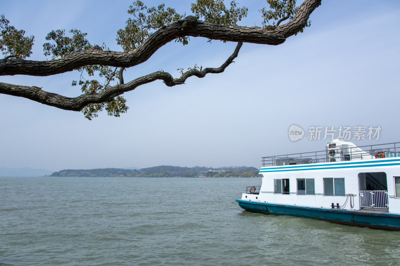 无锡太湖鼋头渚景区春日湖光山色和游船