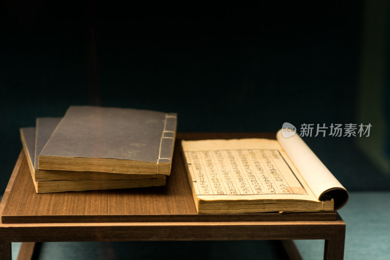 南京博物院书桌上的书本