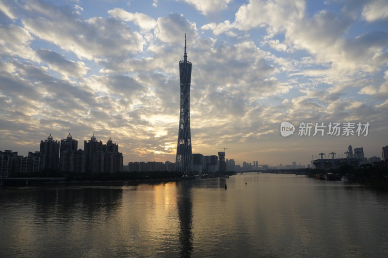 广州塔暮色中璀璨夜景的壮观景象