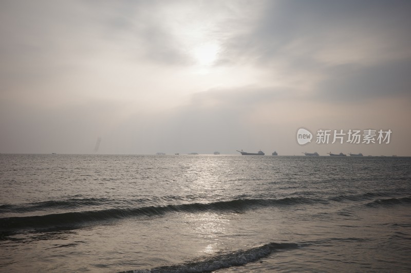 海上日落时分的广阔海面景象