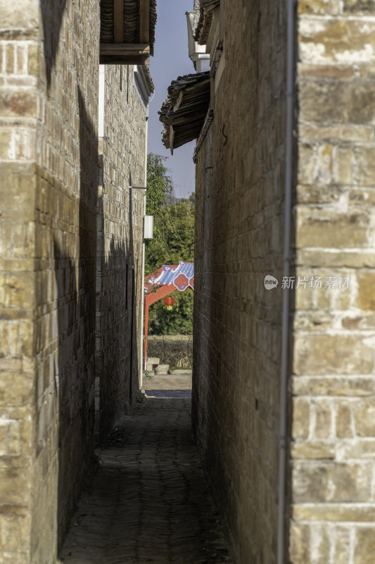 古巷砖石建筑通道景观