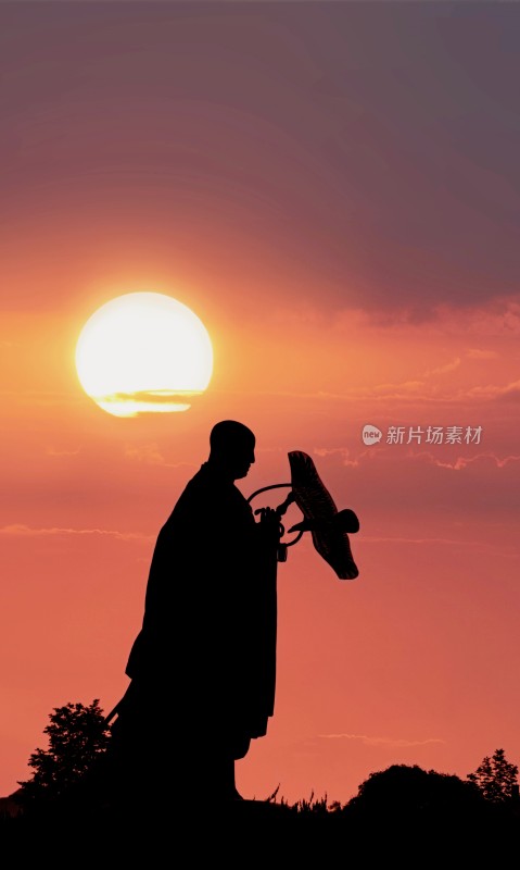 夕阳下大雁塔与玄奘雕像