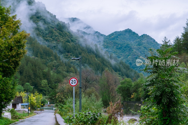 汉中留坝火烧店镇秦岭深处的山中小路