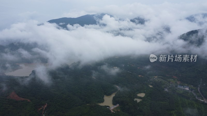 广东东莞：雨后银瓶山上空出现云海