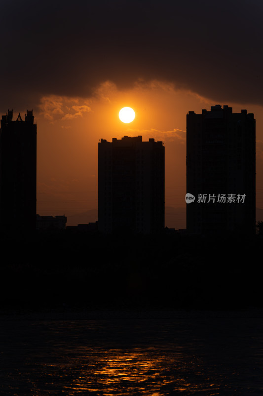 夕阳下的城市轮廓