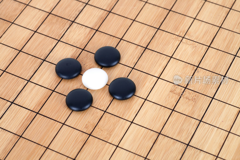 棋盘上的黑白围棋子