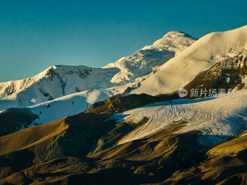 阿尼玛卿雪山的早晨