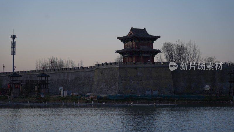 水边古建筑剪影黄昏景象