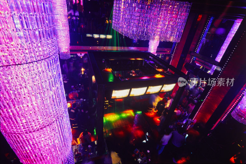 城市酒吧灯光人影动感模糊【反转胶片】