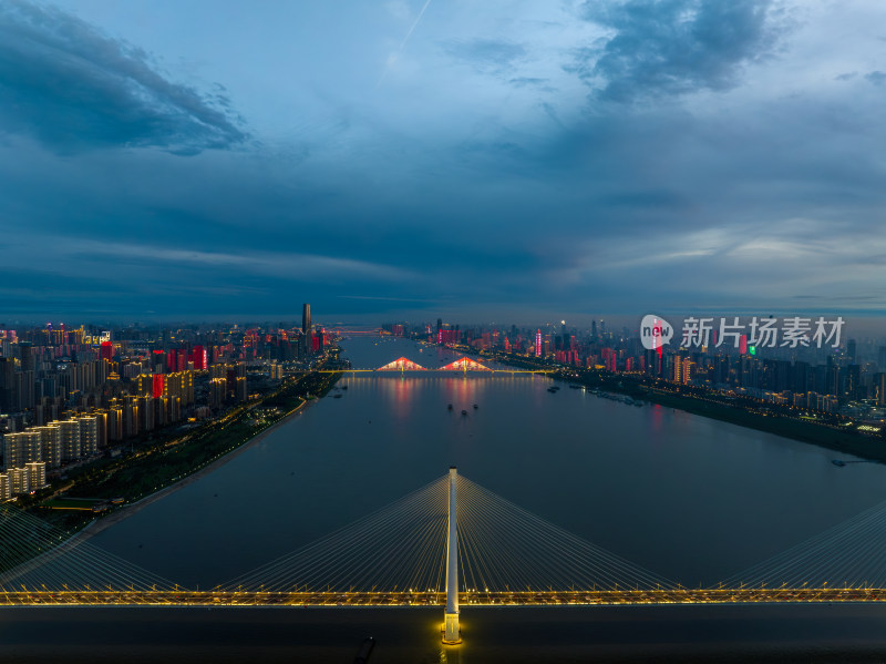 夏季夜晚航拍武汉二七长江大桥都市风光