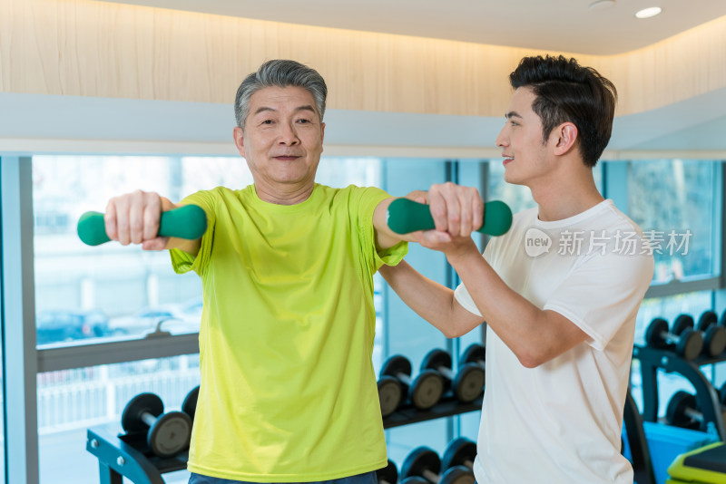 老年男子在私教的指导下健身