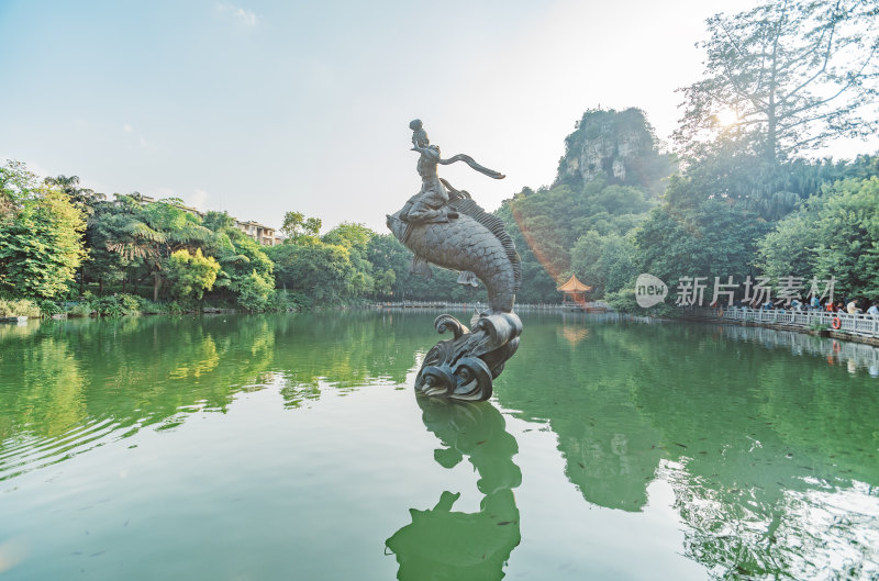 柳州鱼峰山公园小龙潭-刘三姐骑鱼升天雕塑