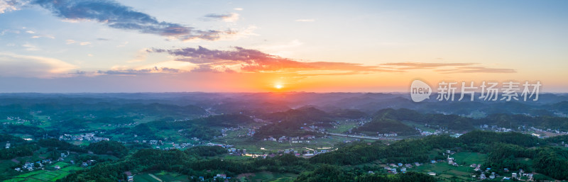 夕阳下四川德阳苍山镇丘陵地区的乡村农田