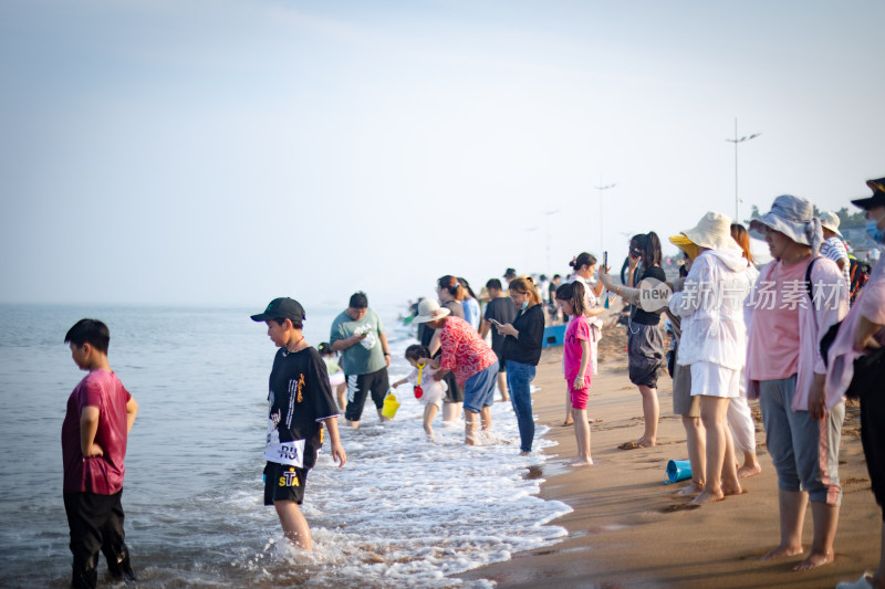 夏天海边游客游玩