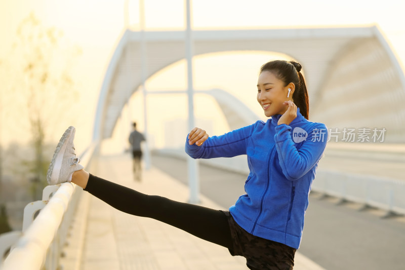 青年女人户外健身