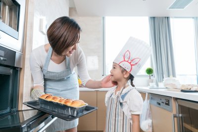 母女二人在厨房烤面包