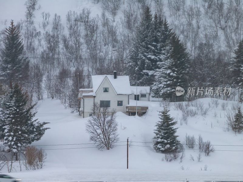 挪威罗弗敦群岛北极圈奥镇冬季雪景高空航拍