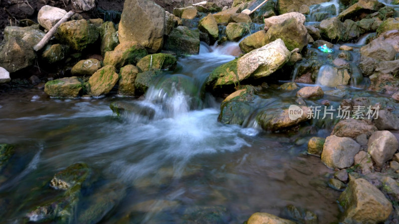 山间溪流潺潺流水景象