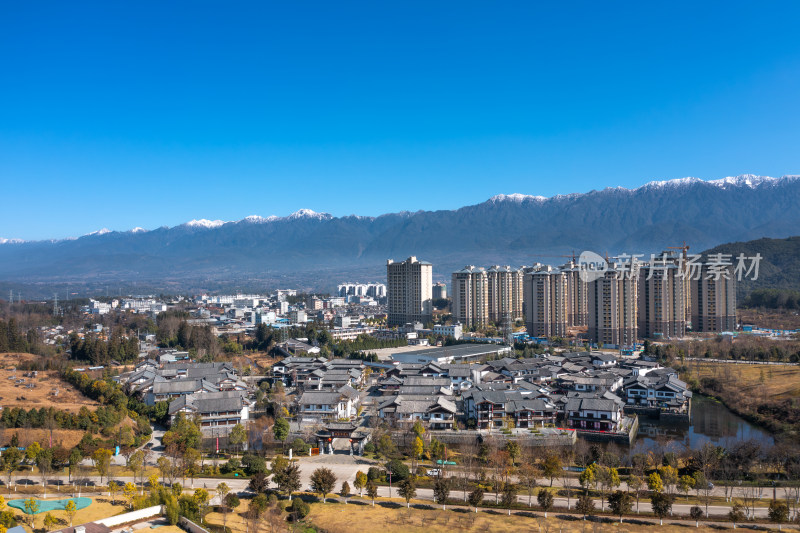 雪山脚下的城镇全景