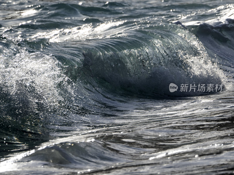 巨浪浪潮汹涌的大海