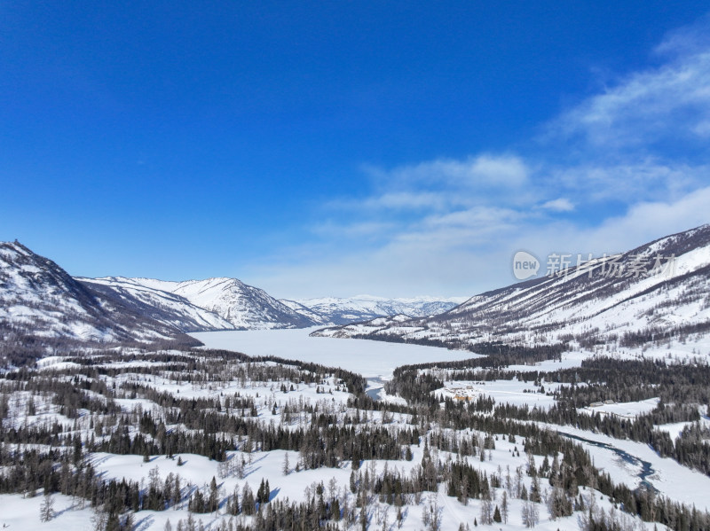 新疆阿勒泰喀纳斯雪景神仙湾晨雾雪山森林