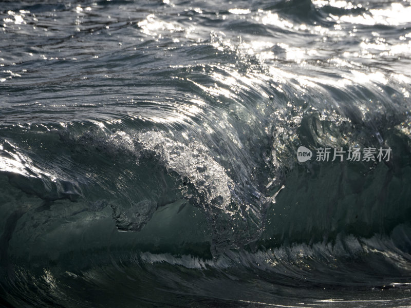 巨浪浪潮汹涌的大海