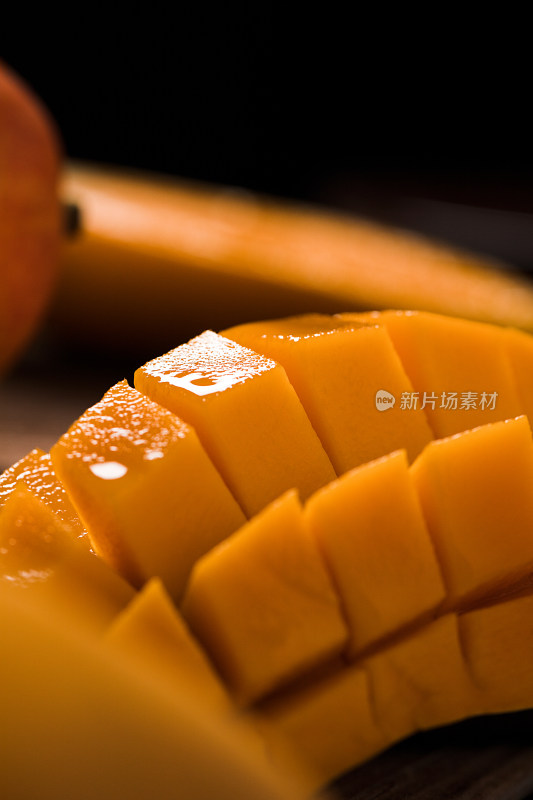 新鲜芒果切开水果