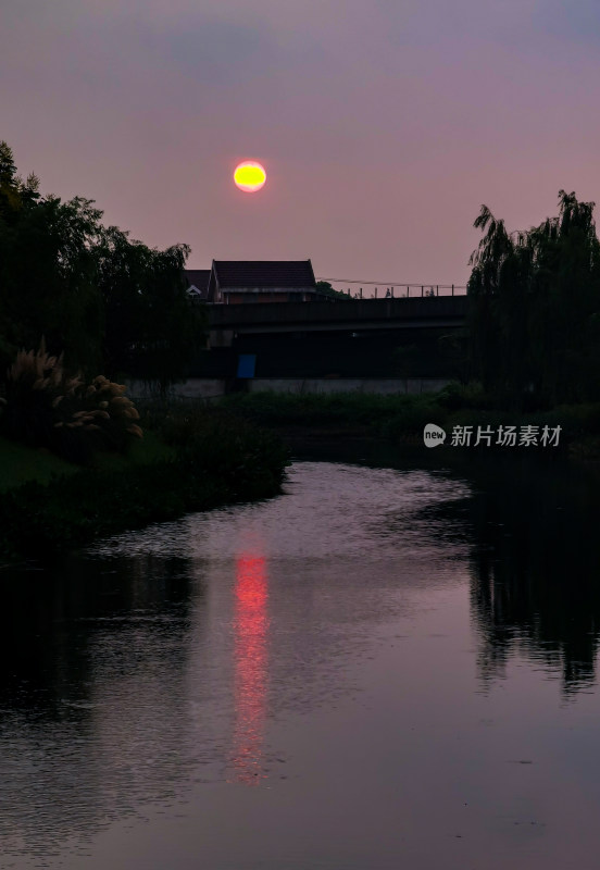 夕阳河流倒影