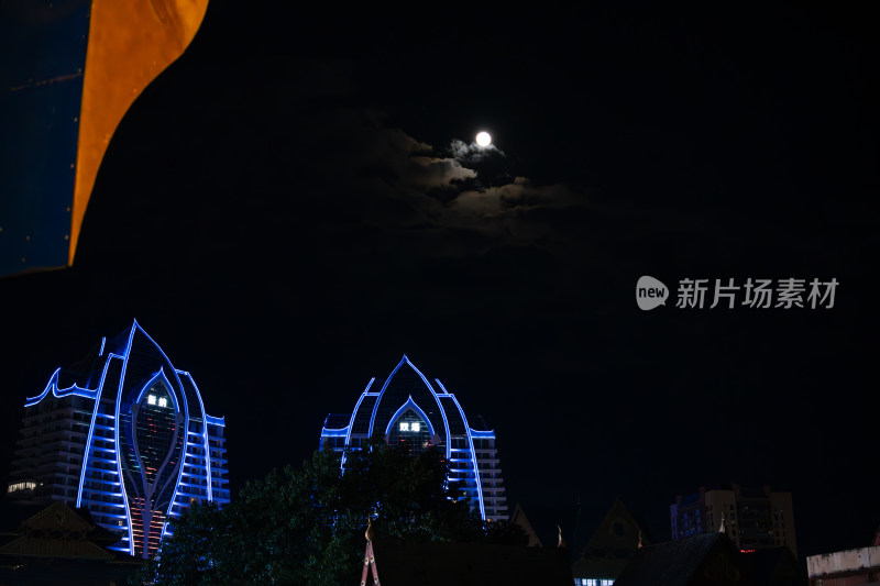 月光下的特色建筑夜景