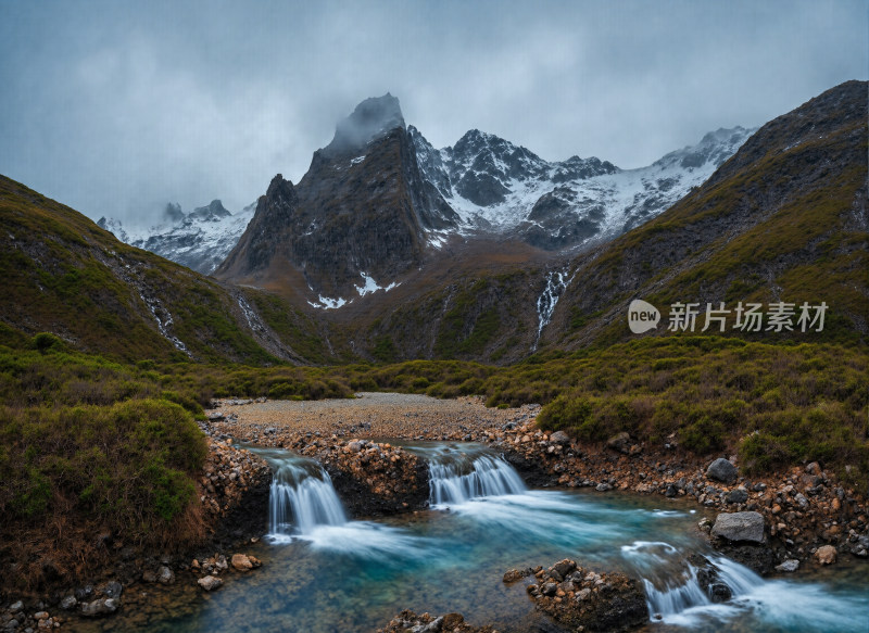 山间溪流与雪山风景