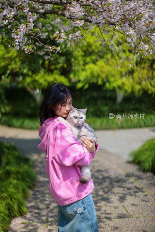美女抱着宠物猫 春日赏花