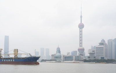 秋天雨雾中的上海外滩