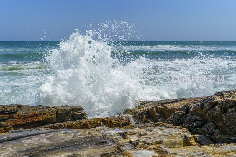 广东惠州黑排角海浪拍击岩石的壮丽瞬间