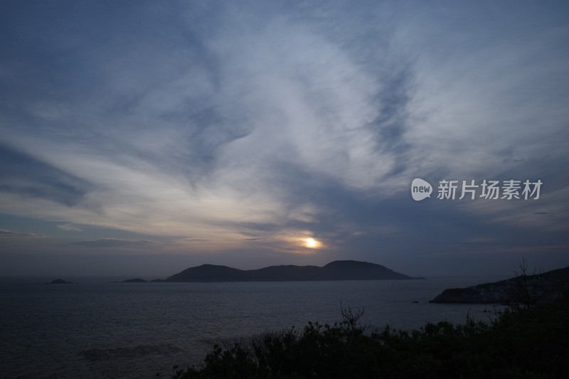 暮色下的海面及远方岛屿全景