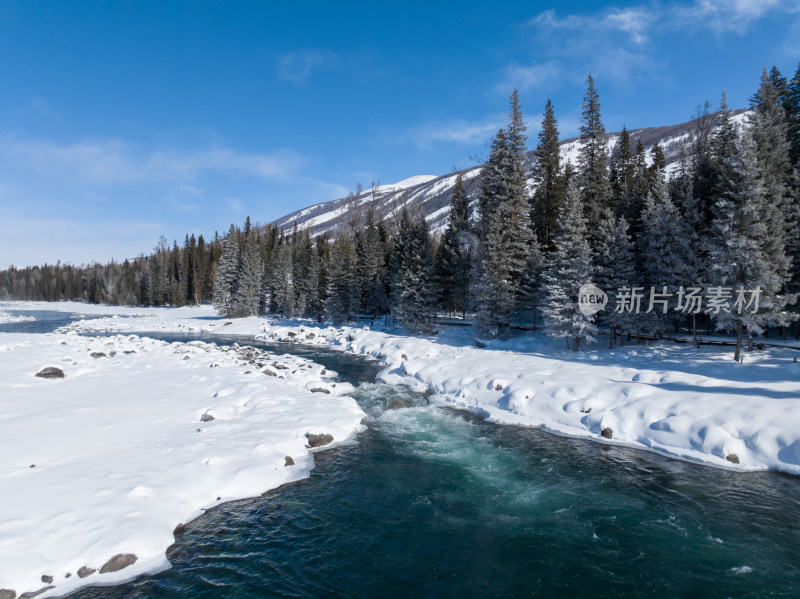 新疆阿勒泰喀纳斯雪景神仙湾晨雾雪山森林