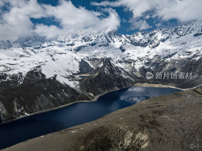 西藏山南洛扎秘境库拉岗日白马林措航拍