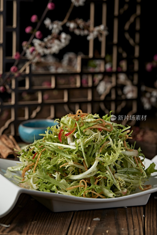 彩椒丝炸面丝炝拌手撕苦菊