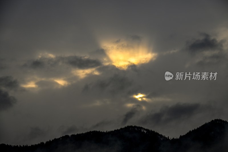 重庆酉阳：雾气中的山村田园