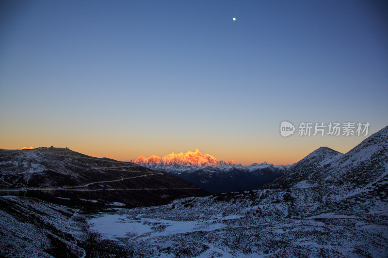 西藏林芝雪景南迦巴瓦峰日照金山雪山夕阳