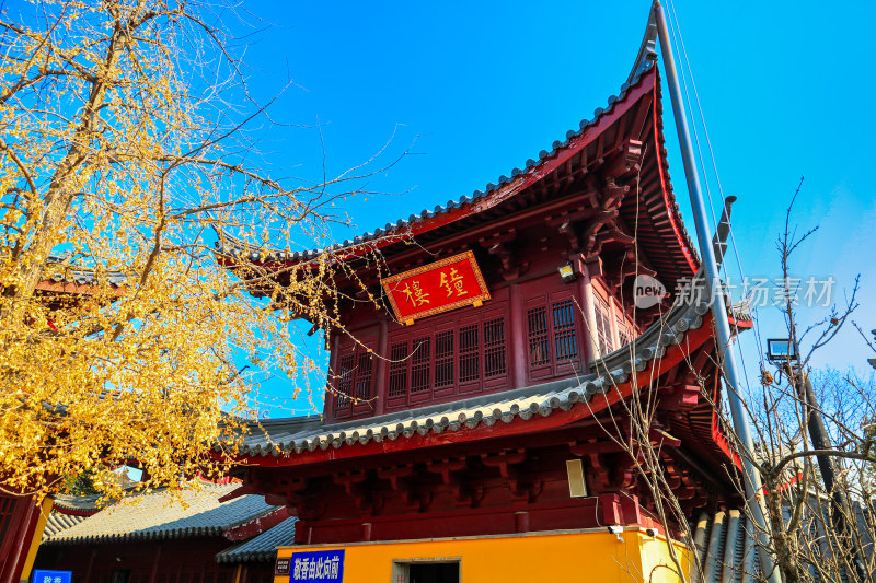 晴朗天空下的南京千年古刹鸡鸣寺