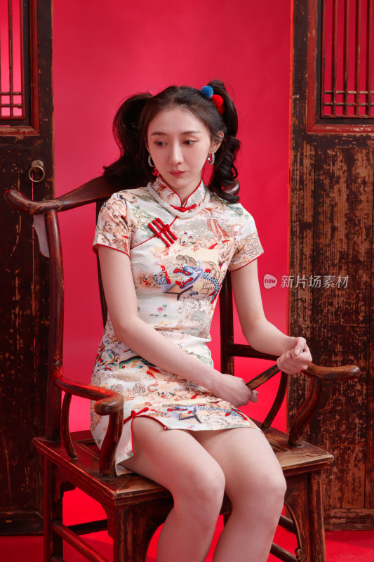 坐在椅子上的国风美少女