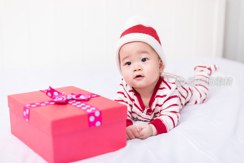 婴儿和礼物盒