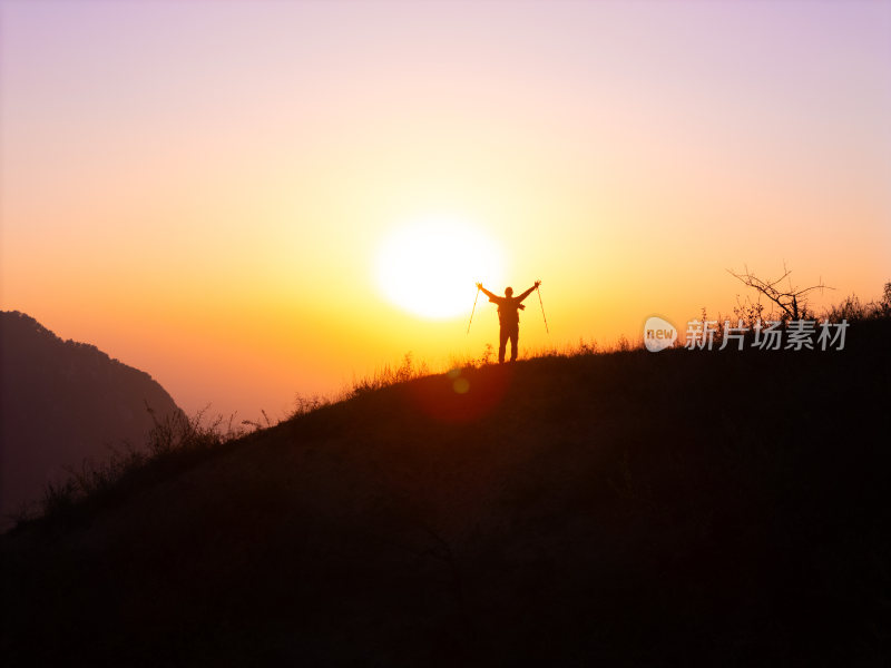 徒步登山户外运动成功登顶