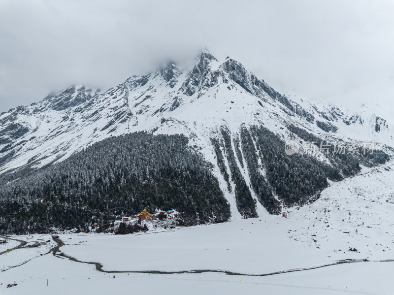 西藏林芝地区墨脱县多雄拉雪山高空航拍