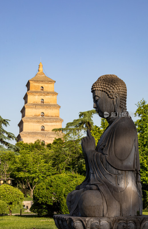 西安大雁塔大慈恩寺遗址公园释迦牟尼像景观